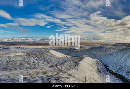 Winter Weihnachten Landschaft mit Bäumen und Bergen. Weihnachten Landschaft an einem sonnigen Morgen mit blauem Himmel und Wolken und frischen Schnee. Foto im Ic genommen Stockfoto