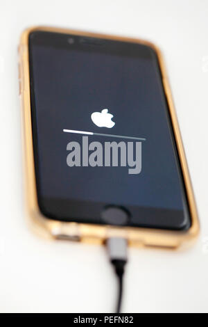 Unboxing neue iPhone 6 Apple Logo auf der Willkommensseite. Neues Telefon. Stockfoto