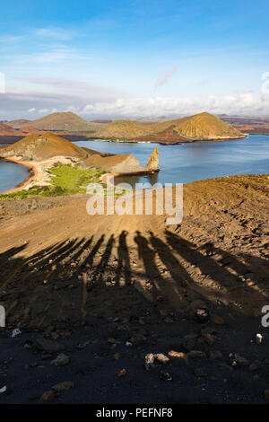 Gäste aus dem National Geographic Endeavour II Schatten auf die Lavaströme auf Bartolomé Insel, Galapagos, Ecuador. Stockfoto