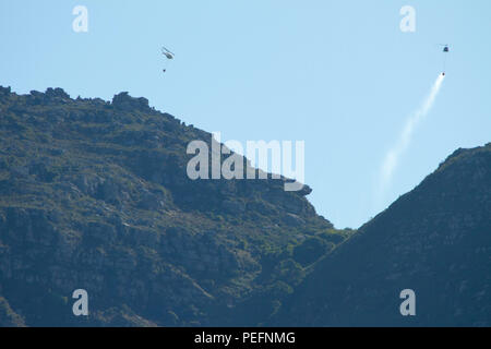 Feuerwehrmänner bekämpfen ein Waldbrand auf dem Tafelberg mit Hubschraubern Stockfoto