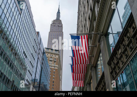 Empire State Building und amerikanische Flaggen in New York City Stockfoto