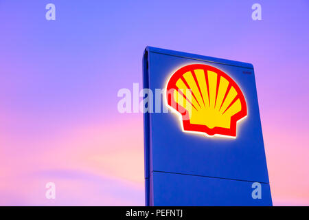 Chachoengsao, Thailand - Jan 28, 2018: Shell Gas Station Logo mit blauer Himmel bei Sonnenuntergang. Royal Dutch Shell verkauft seine australischen Shell reta Stockfoto