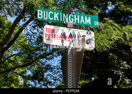 In Rockford Illinois die Rock n Roll Hall of Fame band Cheap Trick Mitglieder haben Straßen nach Ihnen genannt. RebeccaTom Petersson Terrasse. Stockfoto