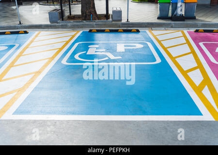 Internationale Behinderte (Rollstuhlfahrer) oder Disabled (deaktiviert) Parkplatz Symbol in hell Blau auf Parkplatz gemalt. Stockfoto