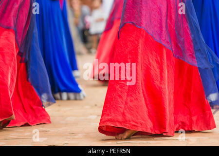 Bollywood Tänzer mit bunten Kleid in einer Reihe, Bereit, Position, asiatische Tänzerinnen, Tanz Konzept zu tanzen. Stockfoto