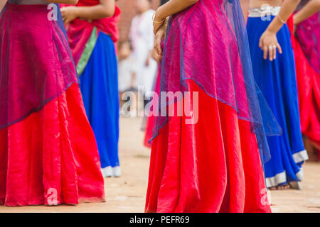 Bollywood Tänzer mit bunten Kleid in einer Reihe, Bereit, Position, asiatische Tänzerinnen, Tanz Konzept zu tanzen. Stockfoto