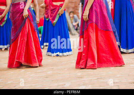 Bollywood Tänzer mit bunten Kleid in einer Reihe, Bereit, Position, asiatische Tänzerinnen, Tanz Konzept zu tanzen. Stockfoto