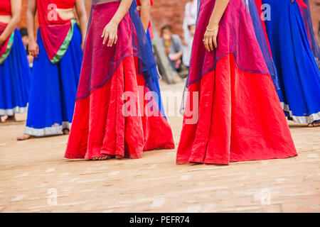 Bollywood Tänzer mit bunten Kleid in einer Reihe, Bereit, Position, asiatische Tänzerinnen, Tanz Konzept zu tanzen. Stockfoto