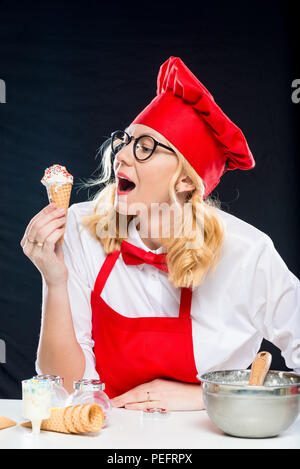 Vertikale Portrait von einem Koch mit Eis, schießen auf schwarzem Hintergrund Stockfoto