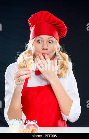 Eine Frau Koch schaut auf leckere hausgemachte Eiscreme Stockfoto