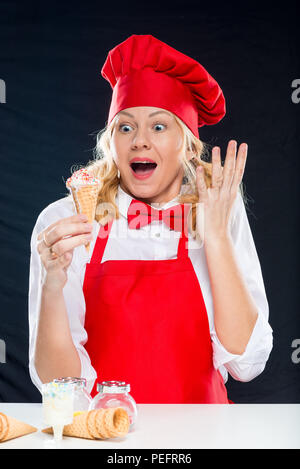 Porträt eines Verrückten und überrascht Chef mit Eis in der Waffel Schale Stockfoto