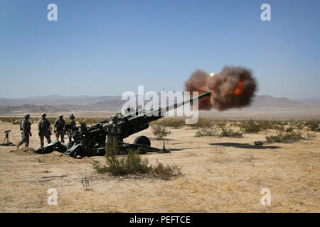 Soldaten der 1-108 th Field Artillery Regiment, 56th Stryker Brigade Combat Team, 28 Infanterie Division, Pennsylvania National Guard Feuer ein M777 Haubitze während einer Live-Fire Training übung an der National Training Center, Fort Irwin, Kalifornien, 12.08.13. (US Army National Guard Foto von Cpl. Hannah Baker/freigegeben) Stockfoto