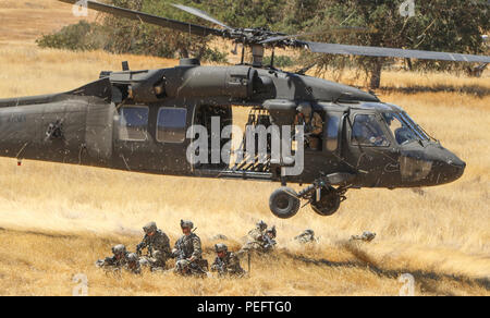 Soldaten mit 1St Battalion, 186Th Infantry Regiment, 41st Infantry Brigade Combat Team, Oklahoma Army National Guard Praxis schnell entladen aus Ein UH-60 Black Hawk Hubschrauber, wie sie Air Assault Ausbildung August 3, 2018 Während ein Feld Training als exportierbar Combat Training (XCTC) im Camp Roberts, Calif. Die Brigade - level Feld Training konzipiert ist platoon Kenntnisse über die Feuerwehr in Abstimmung mit der ersten Armee zu zertifizieren bekannt. Die XCTC Programm bringt volle Training Resource packages National Guard und aktive Aufgabe Bundeswehrstandorte rund um das Land, ein Stockfoto