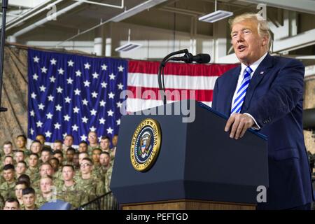 Präsident Donald J. Trumpf spricht während einer Veranstaltung im Fort Drum, New York, am 13. August. Präsident Trump besucht die US Army post Soldaten zu recongize vor der National Defense Authorization Act von 2019, die sechs Modernisierung Prioritäten der Armee, die es der Armee seine Vision bis 2028 zu erreichen, unterstützt die Unterzeichnung. (U.S. Armee Foto von Sgt. Thomas Scaggs) 180813-A-TZ 475-874 Stockfoto