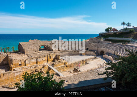 Antike römische Amphitheater von Tarragona, Spanien, am Mittelmeer an der Costa Dorada, Katalonien, Spanien. Das archäologische Ensemble von Tarraco Stockfoto