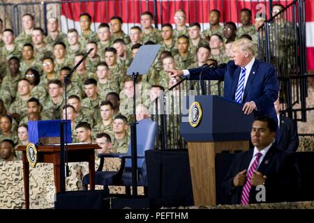 Präsident Donald J. Trumpf erkennt ein Soldat während einer Veranstaltung im Fort Drum, New York, am 13. August. Präsident Trump besucht der US-Armee nach der National Defense Authorization Act von 2019, die sechs Modernisierung Prioritäten der Armee, die es der Armee seine Vision bis 2028 zu erreichen, unterstützt zu unterzeichnen. (U.S. Armee Foto von Sgt. Thomas Scaggs) 180813-A-TZ 475-483 Stockfoto