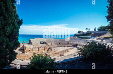Antike römische Amphitheater von Tarragona, Spanien, am Mittelmeer an der Costa Dorada, Katalonien, Spanien. Das archäologische Ensemble von Tarraco Stockfoto