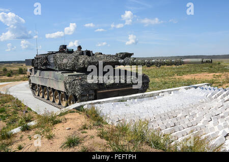 Deutsche Soldaten einen Anschlag in einem Leopard 2 Kampfpanzer an einem Tank in Pabrade, Litauen, Aug 09, 2018 besetzen. Der US Army Training Support Aktivität Europa (TSAE) führte eine Endkontrolle des neu gebauten Werk als TSAE ist Unterstützung von NATO-Verbündeten in Osteuropa entwickeln ihre Auswahl und Ausbildung Infrastrukturen. (U.S. Armee Foto von Markus Rauchenberger) Stockfoto