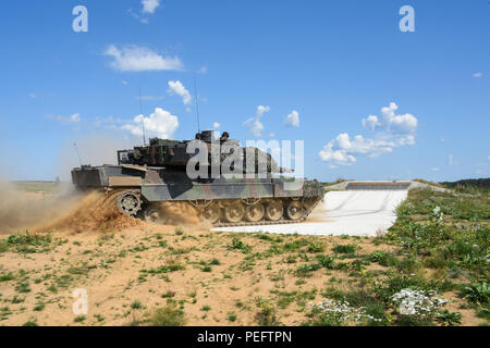 Deutsche Soldaten einen Anschlag in einem Leopard 2 Kampfpanzer an einem Tank in Pabrade, Litauen, Aug 09, 2018 besetzen. Der US Army Training Support Aktivität Europa (TSAE) führte eine Endkontrolle des neu gebauten Werk als TSAE ist Unterstützung von NATO-Verbündeten in Osteuropa entwickeln ihre Auswahl und Ausbildung Infrastrukturen. (U.S. Armee Foto von Markus Rauchenberger) Stockfoto