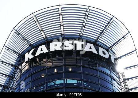 Hannover, Deutschland - 2 August 2018: Karstadt Logo auf der Fassade in der Innenstadt von Hannover. Stockfoto