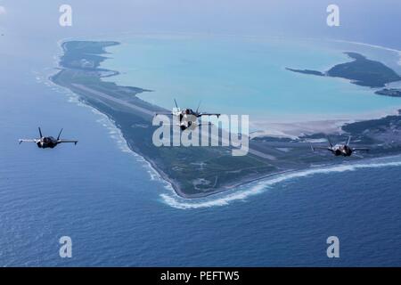 Pazifik-F-35B Blitz IIs mit Marine Fighter Angriff Loslösung 211, das Wake Island Avengers, 13 Marine Expeditionary Unit (MEU), Fliegen über Wake Insel während einer planmäßigen Einsatz der Essex Amphibious Ready Gruppe und dem 13 MEU, 1. August 2018. Das Essex ARG/MEU Team ist eine starke, flexiblen, reaktionsschnellen und gleichbleibende Kraft zu der 7 Bereich der Flotte im Einsatz der regionalen Stabilität zu unterstützen, Partner überzeugen und Verbündete ad Gewährleistung einer Präsenz bereit, jede Krise von der humanitären Hilfe für Blindbewerbungen zu reagieren. Das Essex ARG und 13. MEU ist Th Stockfoto