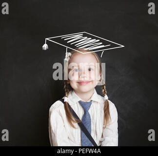 Smart Kid an der Staffelung Hut auf Blackboard Hintergrund Stockfoto