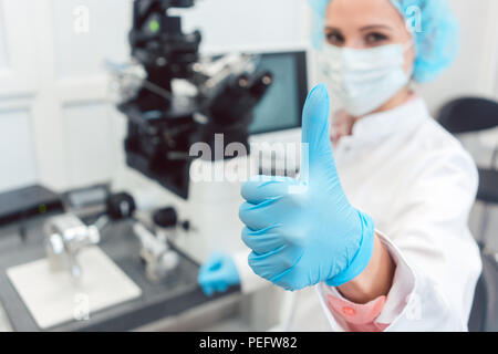 Arzt in der Ergiebigkeit lab in nur ein menschliches Ei befruchtet Stockfoto