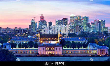 Von der Royal Observatory Hill in Greenwich Park 2018 wenn Canary Wharf skyline kurz nach Sonnenuntergang fotografiert. Stockfoto