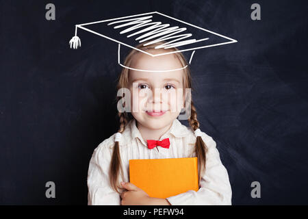 Schule Kind mit Bildung Buch und Graduierung Hut auf blackboard banner Hintergrund Stockfoto