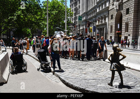 New York City, USA - 20. Juni 2018: die Masse der Leute im Charging Bull und Offenes Mädchen Skulpturen im Finanzdistrikt Stockfoto