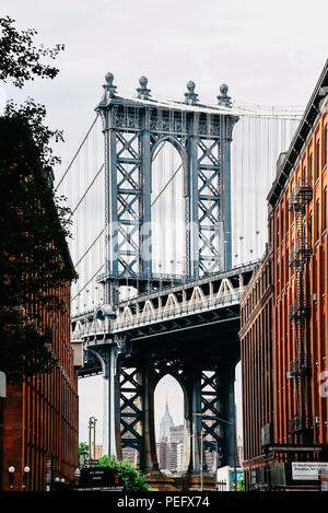 New York City, USA - Juni 20, 2018: Iconic Blick auf die Manhattan Bridge framing das Empire State Building unter, wie aus Washington Street gesehen Stockfoto