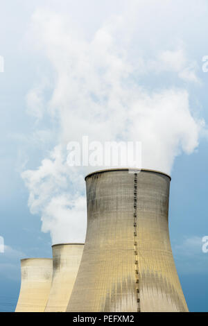 Drei natürlichen Entwurf Kühltürme eines Kernkraftwerks loslassen Wolken aus Wasserdampf gegen einen dunklen stürmischen Himmel. Stockfoto