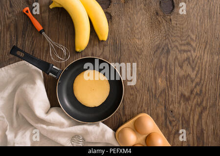 Stapel von Pfannkuchen in einer gusseisernen Pfanne. Ansicht von oben. Flach zu legen Stockfoto