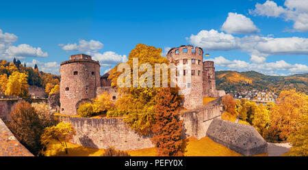 Ruinen des Heidelberger Schlosses (Heidelberger Schloss) im Herbst. Dieses Panoramabild wurde in Heidelberg, Deutschland. Stockfoto