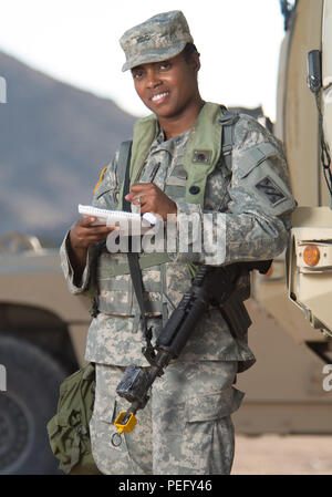 U.S. Army Reserve Warrant Officer Candidate Sofia Olds, eine automatisierte Logistik Spezialist mit der Bekämpfung der 787th Sustainment Support Battalion (787Th CSSB), von Dothan, Ala, Konten für Fahrzeuge, während ein Feld Training übung an der National Training Center, Fort Irwin, Calif., Aug 15. Olds verwendet den Stress Management Skills, die Sie in der Armee gelernt, einen Master-Abschluss in der Sozialen Arbeit zu bekommen. Ihr Ziel ist ein genehmigter klinischer soziale Arbeiter werden Veteranen zu helfen. (Foto von Maj. W. Chris Clyne, 115 Mobile Public Affairs Abteilung) Stockfoto