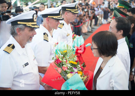 150817-N-MK 341-044 Da Nang, Vietnam (17. August 2015) - Commodore, Pazifische Partnerschaft, Kapitän Chris Engdahl, Commodore, Task Force Forager, Kapitän James Meyer, und Meister der Military Sealift Command Hospital Ship USNS Mercy (T-AH 19), Kapitän Thomas Giudice, Grüße aus Vertretern der De Nang Volkskomitees 12.08.17. Vietnam ist der fünfte Anschlag für die Military Sealift Command joint high speed Schiff USNS Millinocket (Jhsv 3) und schiffte sich Task Force Forager. Madison und schiffte sich Task Force Forager dienen als zweite Plattform für Pazifische Partnerschaft, geführt von einer Expeditionary Stockfoto