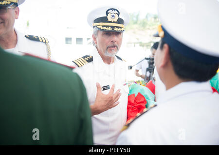 150817-N-MK 341-108 Da Nang, Vietnam (Aug. 17, 2015) - Master der Military Sealift Command Hospital Ship USNS Mercy (T-AH 19), Kapitän Thomas Giudice, Gespräche mit einem lokalen militärischen Führer August 17. Vietnam ist der fünfte Anschlag für die Military Sealift Command joint high speed Schiff USNS Millinocket (Jhsv 3) und schiffte sich Task Force Forager. Madison und schiffte sich Task Force Forager dienen als zweite Plattform für Pazifische Partnerschaft, geführt von einer expeditionary Befehl Element von 30. der Marine Schiffbau Regiment (30 NCR) von Port Hueneme, Calif. Jetzt in seiner 10. Iteration, Pac Stockfoto