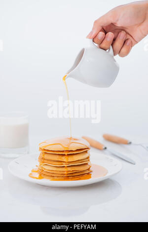 Süße hausgemachte Stapel Pancakes mit Butter und Sirup für Frühstück Stockfoto