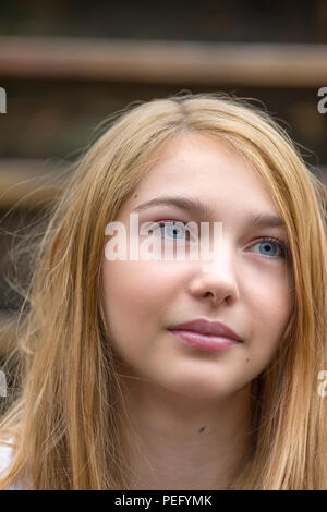 Close up candid Portrait von schönen und hübschen 15 jährigen Jugendlichen weiblichen kaukasischen Girl Stockfoto