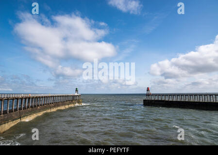 Ende des West und East Piers an der Hafeneinfahrt, Whitby, North Yorkshire, England. Stockfoto