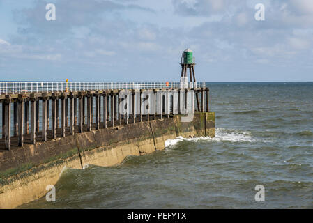 Ende der West Pier an der Hafeneinfahrt, Whitby, North Yorkshire, England. Stockfoto