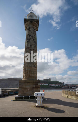 Leuchtturm auf der West Pier, Whitby, North Yorkshire, England. Stockfoto