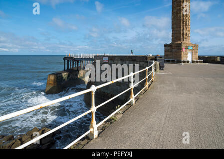 Leuchtturm auf der West Pier, Whitby, North Yorkshire, England. Stockfoto