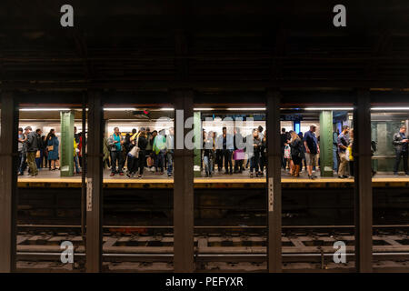 Passagiere warten in einer U-Bahn Station in New York City Stockfoto