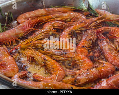 Cooking gebraten gebratene Garnelen in Pan. Close Up. Stockfoto