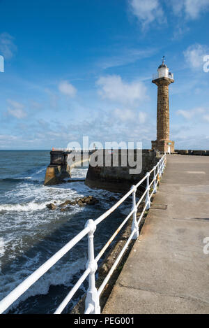 Leuchtturm auf der West Pier, Whitby, North Yorkshire, England. Stockfoto