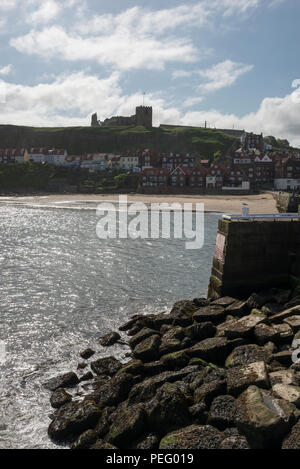 Blick von der West Pier am Eingang zum Hafen von Whitby, North Yorkshire, England. Stockfoto