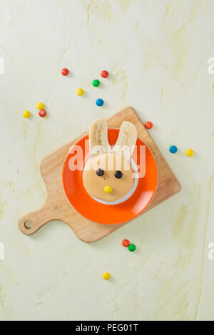 Lustige Häschen Pfannkuchen mit Früchten zu Ostern Frühstück Kinder Stockfoto