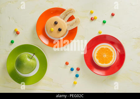 Lustige Häschen Pfannkuchen mit Früchten zu Ostern Frühstück Kinder Stockfoto