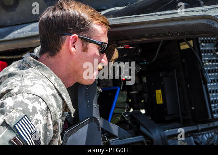 Chief Warrant Officer 2 Sebastian Rivas, eine Wartung Test Pilot aus der 2. Staffel, 6 Kavallerie Regiments, 2 Combat Aviation Brigade und Chief Warrant Officer 2 Rohrbough, eine weitere Wartung Test Pilot von 2-6 CAV arbeiten Tag und Nacht an der Rodriguez Feuer Komplex, Südkorea. Stockfoto